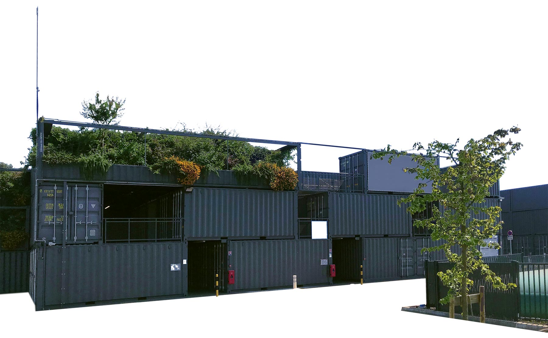 plusieurs conteneurs assemblés en atelier